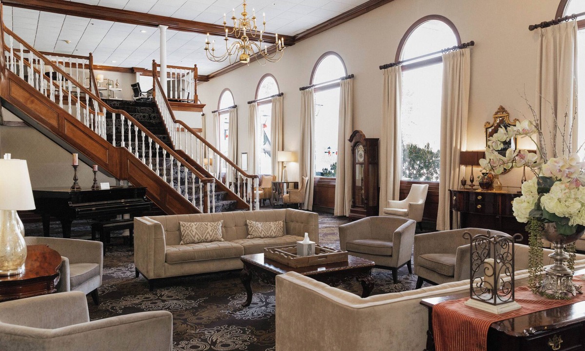 Gardner Hotel | The Colonial Hotel