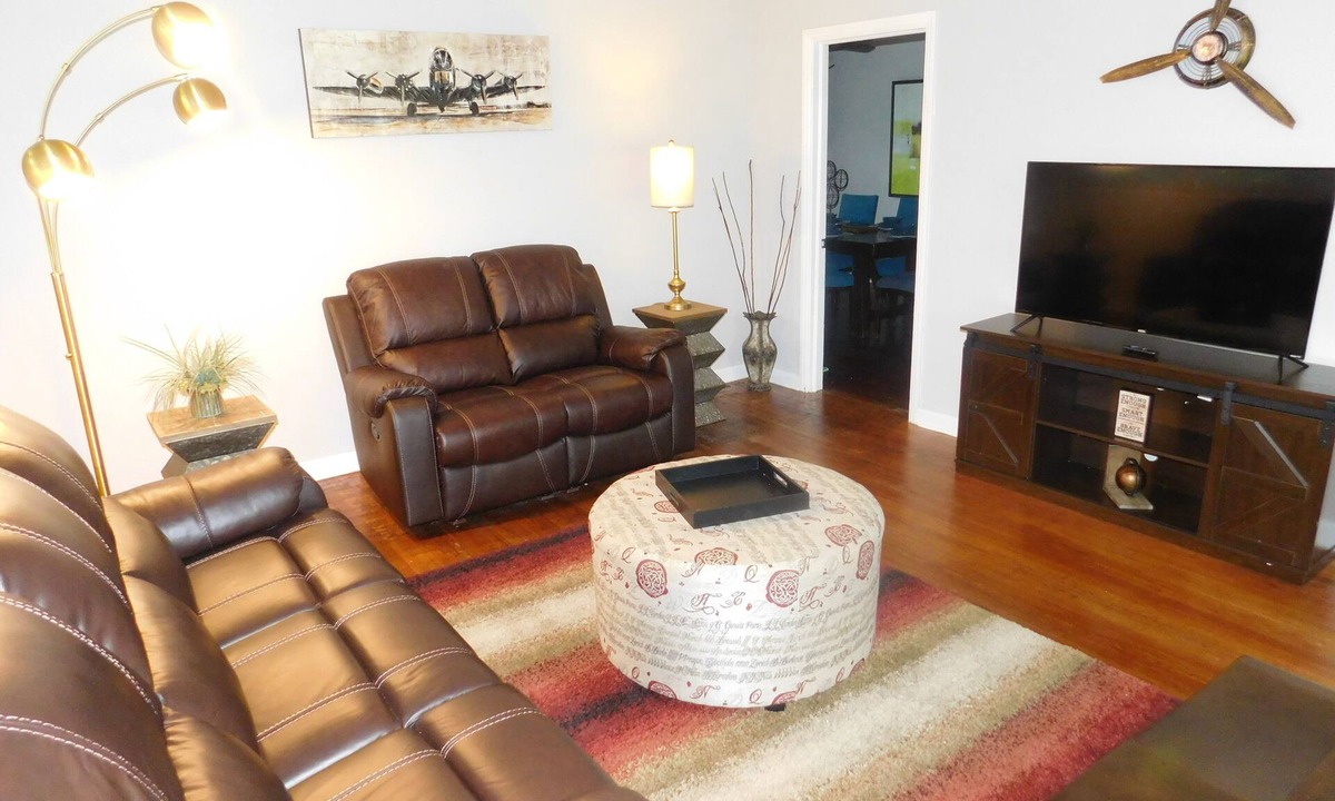 Forest Park House | The Flight. 5 Bedroom Near Airport