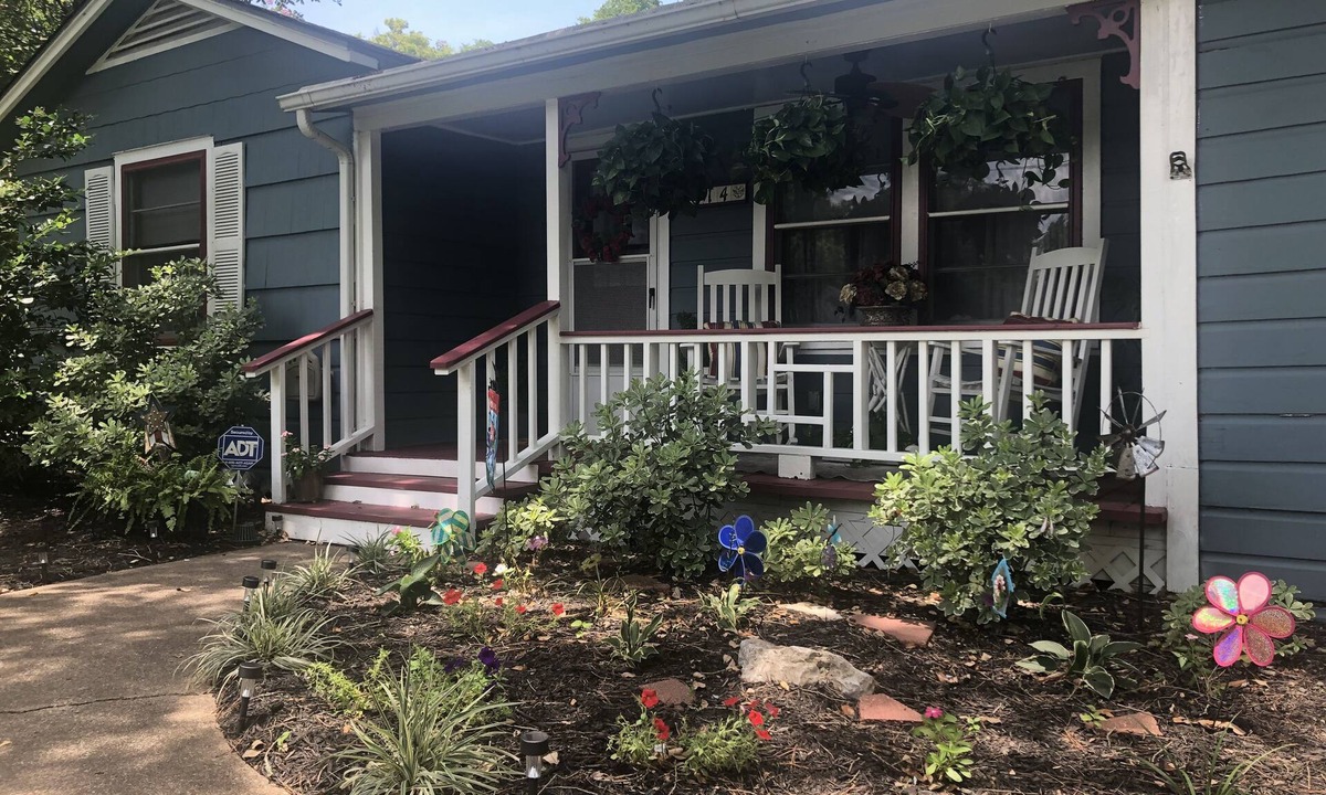 League City House | The "Kozy Cottage" in historic League City.