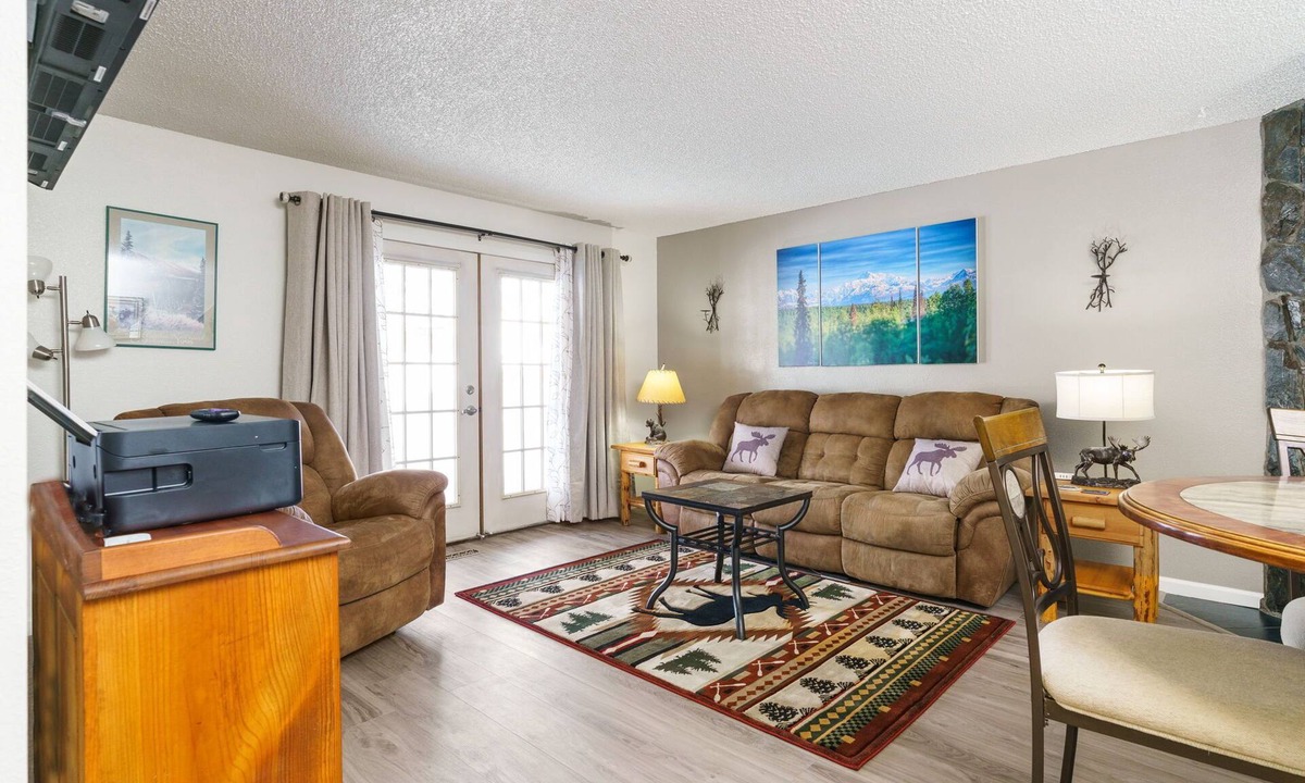 Sand Lake Apartment | The Moose Crossing : Close to Airport, Centrally Located with Garage