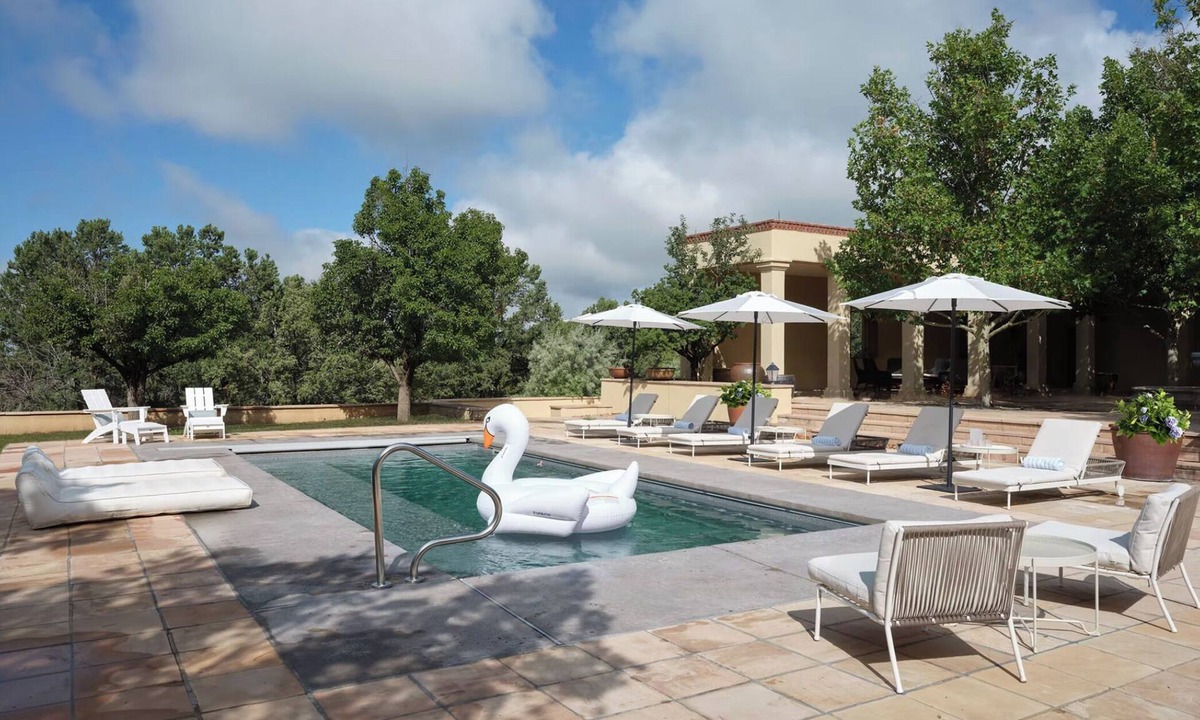 Canoncito House | The Ridge: A Secluded Luxury Estate with Pool
