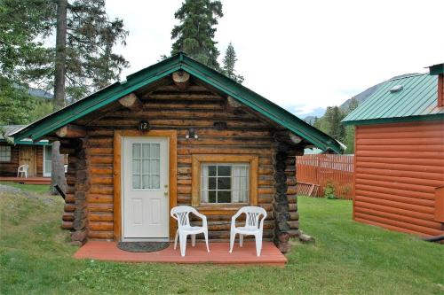 Cooper Landing House | Traditional Log Cabin with Large Windows on the Kenai Peninsula, Alaska