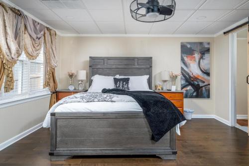Snellville House | Twice As Nice Private Entrance Super Sized 2 Bed King Sized 1,800 Square Ft Basement Apartment Two Main Queen Bedrooms Two Full Private Bathrooms Your Own In Room Bath Full Laundry, Full Kitchen, Gated Property Personal Gate Code No Events and No parties