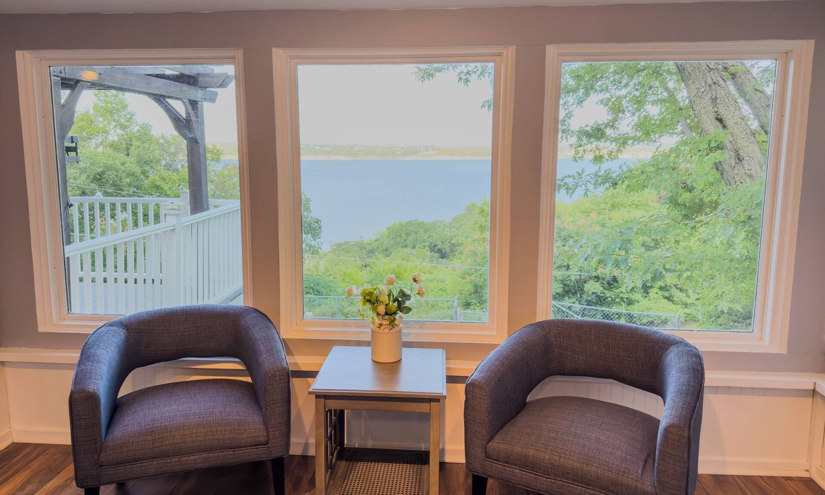 Manhattan House | Unwind in Tranquility: Stunning Lake Views on Tuttle Creek Lake, Manhattan