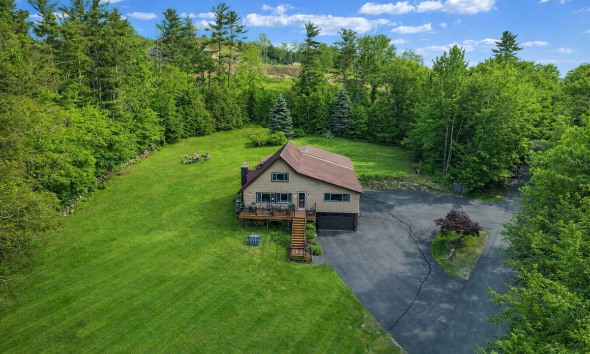Gilford House | Updated 4BR, Game Room/Bar, Private, Near Gunstock