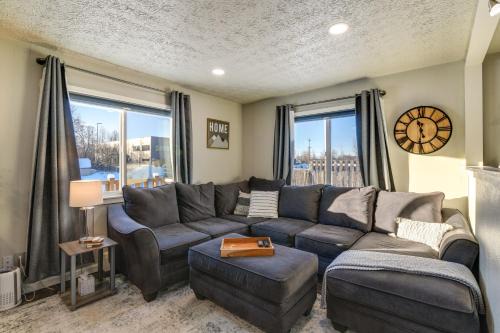 Bayshore - Klatt House | Updated Townhome: Near Airport & Shopping!