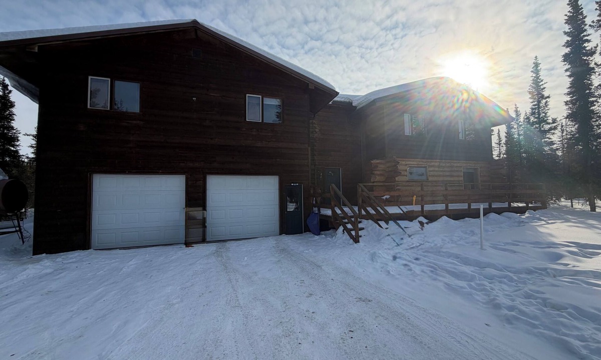 McKinley Park House | Bush Lodging 4-bedroom house 10 mins from Denali National Park and Preserve