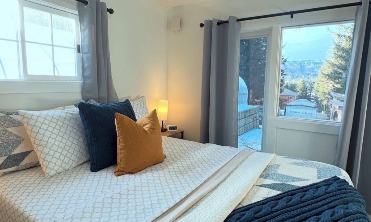 Homer Cottage | Wagon Wheel Cottage. Charming 2-bedroom home on the iconic Wagon Wheel property.