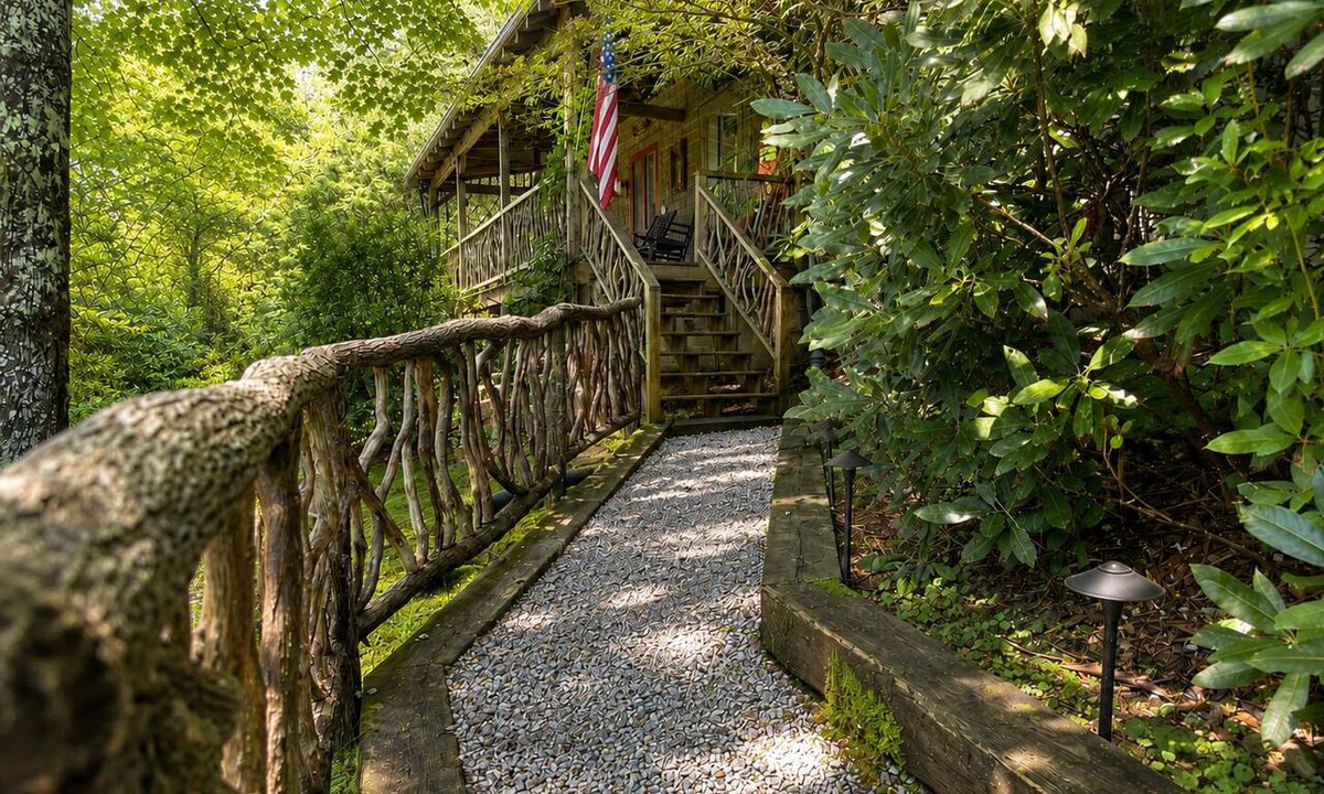Highlands Cabin | Walk to DT Highlands | Designer Cabin | Fireplace | Fenced Yard | Dog Friendly
