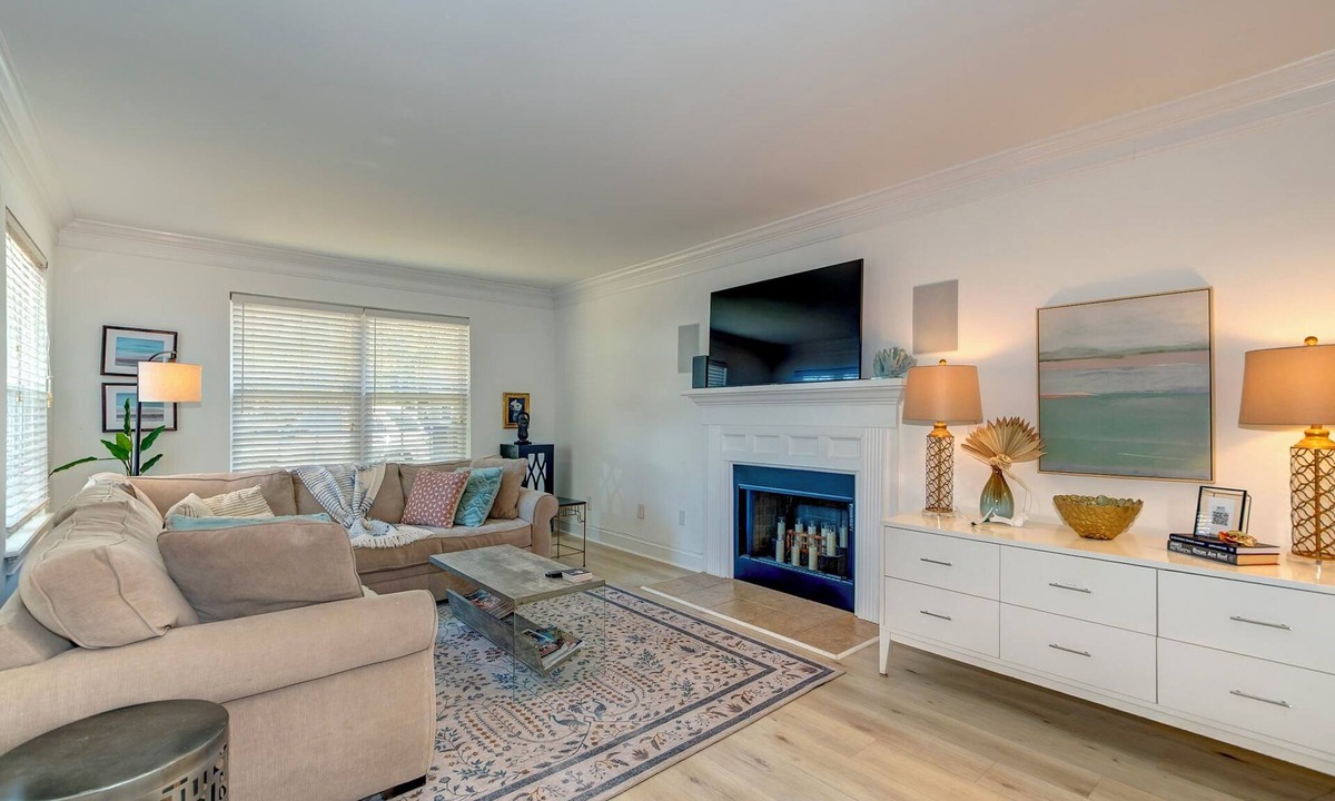 Mount Pleasant House | Walk to restaurants! 10min to beaches and downtown Charleston.
