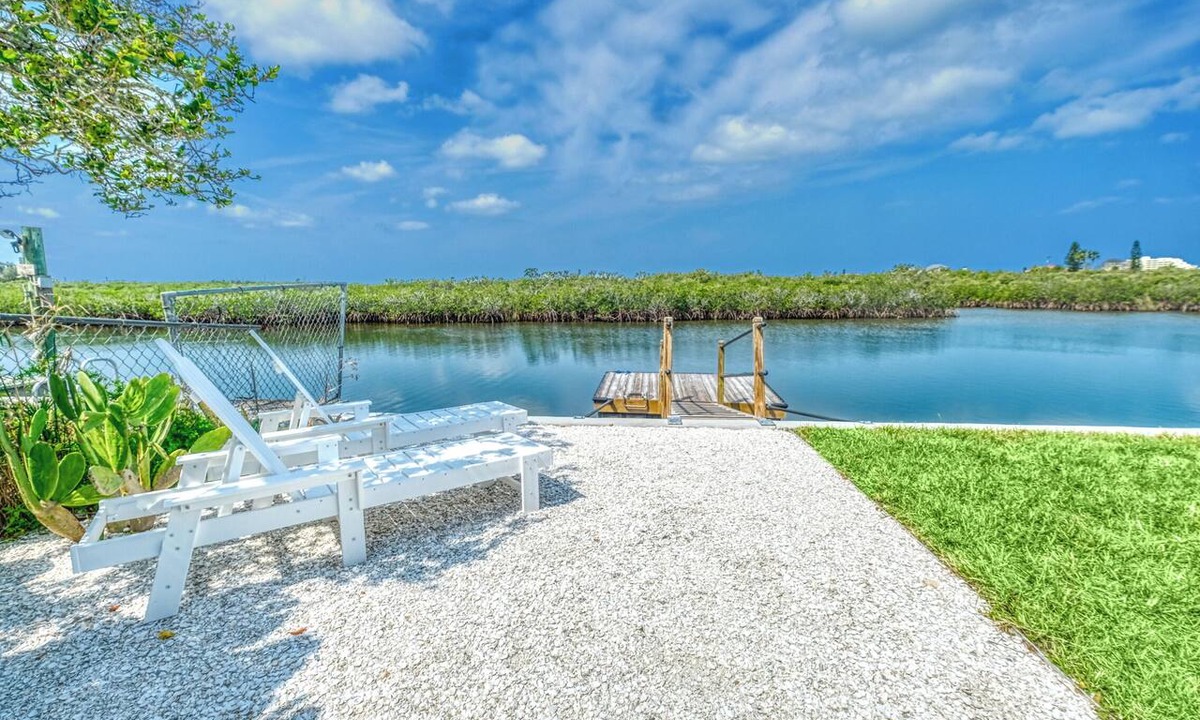 Signal Cove House | Waterfront Serenity: 2 Bedroom Retreat on the Gulf with Private Floating Dock