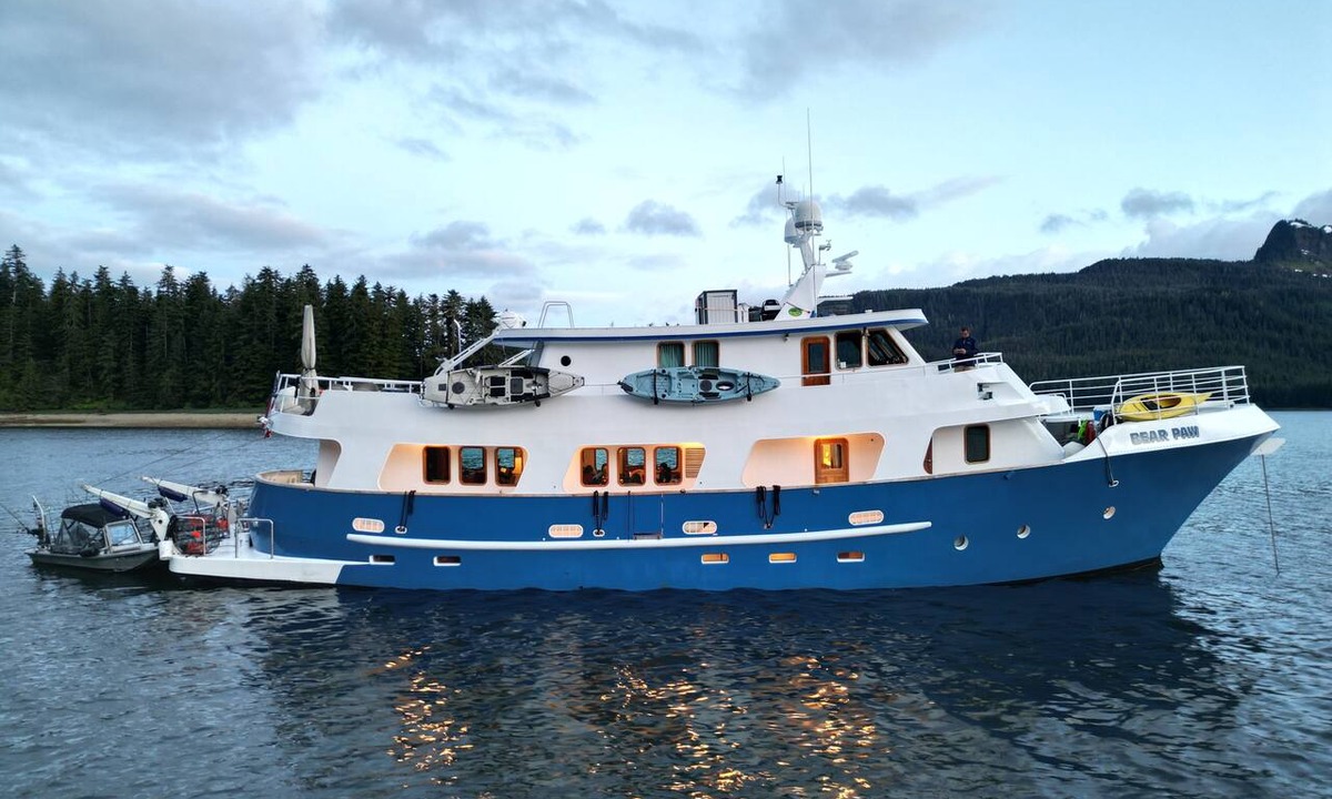 Ketchikan Boat Rental | Why knot YACHT! Luxury king accommodation on the dock with breakfast included