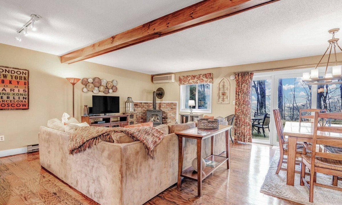 West Hartford Condo | Windsor Village: Golf, Lake Pinneo & Quechee Club