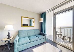 17th-floor oceanfront snowbird-friendly condo with beach access, hot tubs, pools