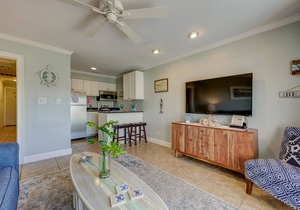 332 Breakers: Newly Updated Breakers Villa. Sleeps 4, Beachfront, Pool