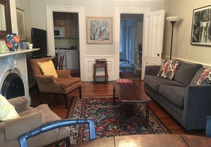 Brownstone spacious apartment in Tourist area