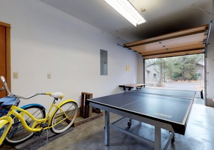Comfortable Getaway with Private Hot tub, Entertainment & SHARC Passes in Sunriver