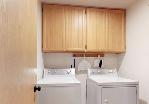 Comfortable Getaway with Private Hot tub, Entertainment & SHARC Passes in Sunriver