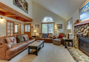 Comfortable Getaway with Private Hot tub, Entertainment & SHARC Passes in Sunriver