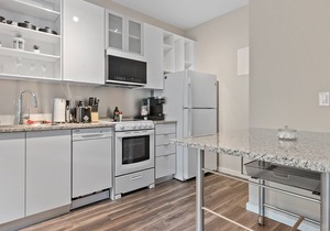Experience the Ultimate Getaway at Our Beautiful Oasis Steps from Nightlife 342