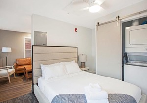 FRONTDESK Bright Studio Apt near Union Station