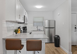 Modern 2BR Near UT | Hyde Park | Evonify 3064