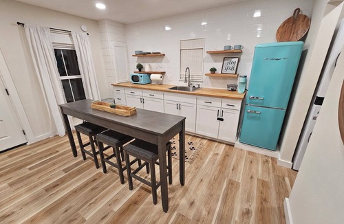 League City Cottage | 1 Bed 1 Bath Cottage in Historic League City Close to NASA, Kemah, Galveston