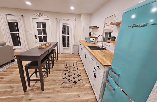 League City Cottage | 1 Bed 1 Bath Cottage in Historic League City Close to NASA, Kemah, Galveston