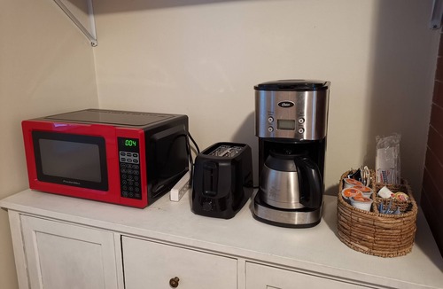 Framingham House | 1 BR unit, private entrance and bathroom, free parking, walk to FSU