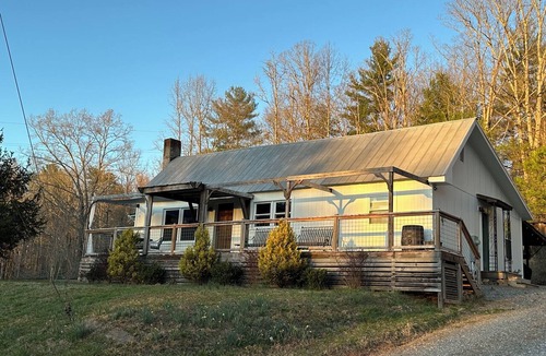 Morganton House | 1 Mile to Lake James. 8 Acres, Movie Screen & Fire Pit