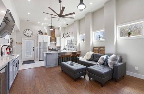 Del Valle House | 10 acre property 4 miles from Circuit of the Americas
