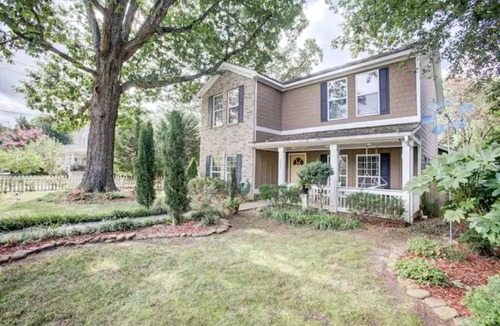 East Side House | 1000 MBPS WIFI, 11-Person Hottub, 75"TV, Close 2Downtown/Restaurants, Sleeps16