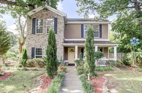 East Side House | 1000 MBPS WIFI, 11-Person Hottub, 75"TV, Close 2Downtown/Restaurants, Sleeps16