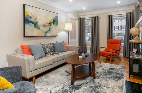 Stoneham House | 15 Min to Boston, Spacious 5BR Retreat on Road with Office Space & Comfortable Beds