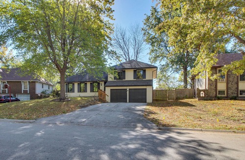 Blue Springs Cottage | 19 Mi to Kansas City: Group Retreat w/Game Room!