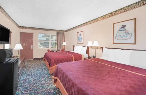 Pecos Hotel | 2 Affordable Accommodations in Pecos! A mile away from Memory Lane Car Museum!