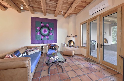 Historic Eastside House | 2 Bedroom, 2 Bathroom Luxury Townhome; 0.3 miles to Canyon Rd; AC; Lovely Views