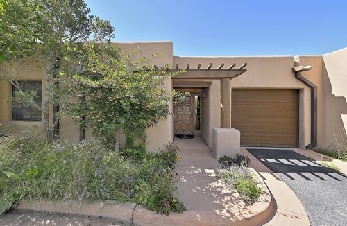 Historic Eastside House | 2 Bedroom, 2 Bathroom Luxury Townhome; 0.3 miles to Canyon Rd; AC; Lovely Views