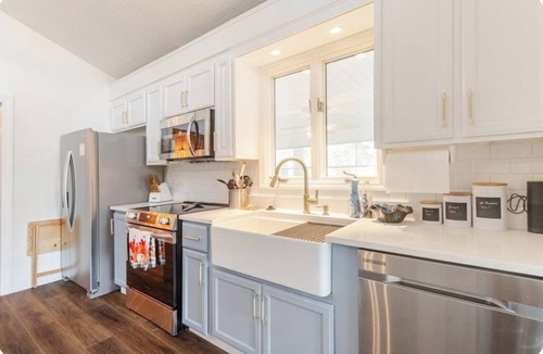 Leesville House | 2-Bedroom Country Cottage on Lake Murray w/Bonus Room Outside for Added Privacy