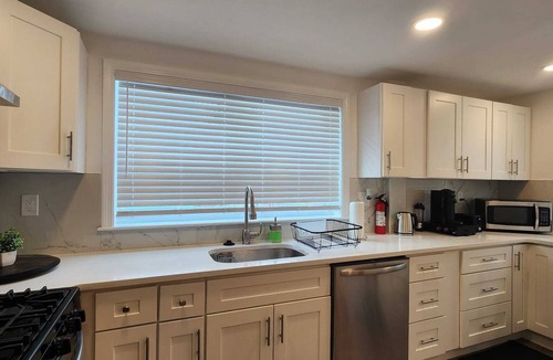 Everett House | 2 bedroom's 1 bathroom 10 min-Airport/Downtown Boston 7 min-Encore Casino