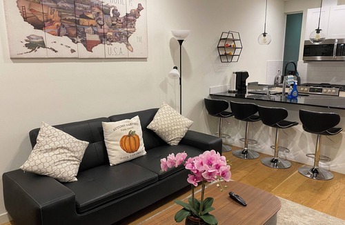 Lower Queen Anne House | 2-bedroom townhome w/cool AC. Walk to Seattle Center, Climate Pledge w/parking