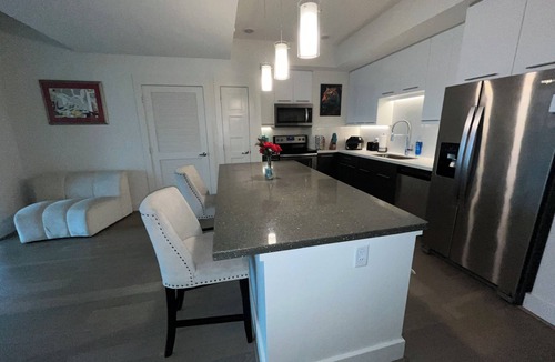 Midtown Condo | 2 Bedrooms , 2-BR W/Pool & Gym In Central Midtown W/Balcony View