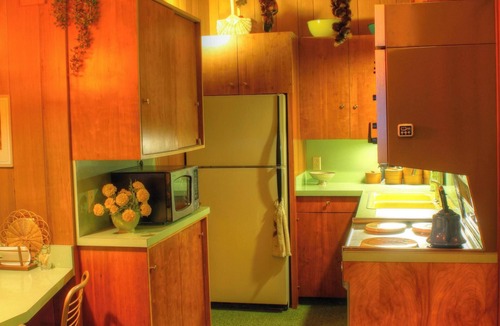 Alyeska Ski Chalet | 2 blocks to ski lifts! 9 person hot tub! Walk to XC ski, Restaurants & Brewery!