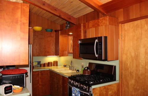Alyeska Ski Chalet | 2 blocks to ski lifts! 9 person hot tub! Walk to XC ski, Restaurants & Brewery!