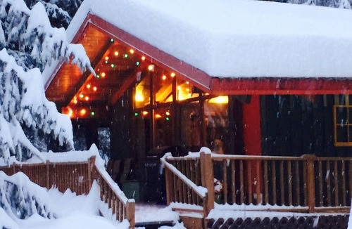 Alyeska Ski Chalet | 2 blocks to ski lifts! 9 person hot tub! Walk to XC ski, Restaurants & Brewery!