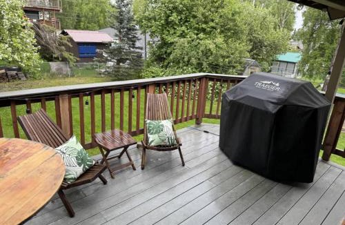 Taku - Campbell House | 2 BR Home Minutes Away from the Airport