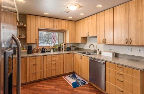 Taku - Campbell House | 2 BR Home Minutes Away from the Airport