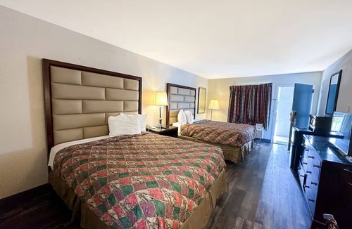 Ridgeway Hotel | 2 Family-Friendly Inviting Rooms Near I-77, w/Free Parking