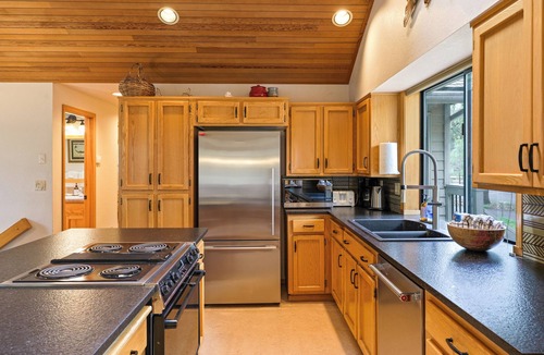 Sunriver House | 2 Quail- Elegant & Modern, 3 Min. Walk to SHARC & Passes, Hot Tub, Fireplace, Bikes