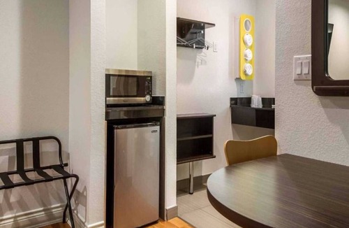 Greater Greenspoint Apartment | 2 Queen Beds | Smoking, Micfridge